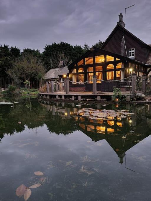 Beautiful Cottage In Brentwood Kelvedon Hatch Экстерьер фото