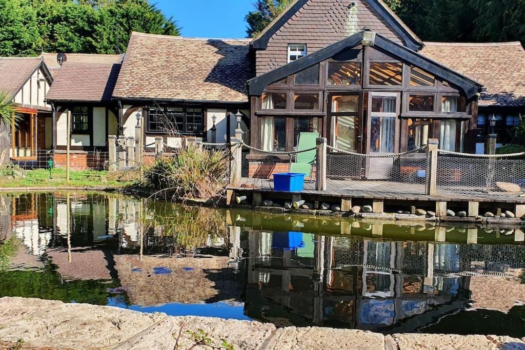 Beautiful Cottage In Brentwood Kelvedon Hatch Экстерьер фото